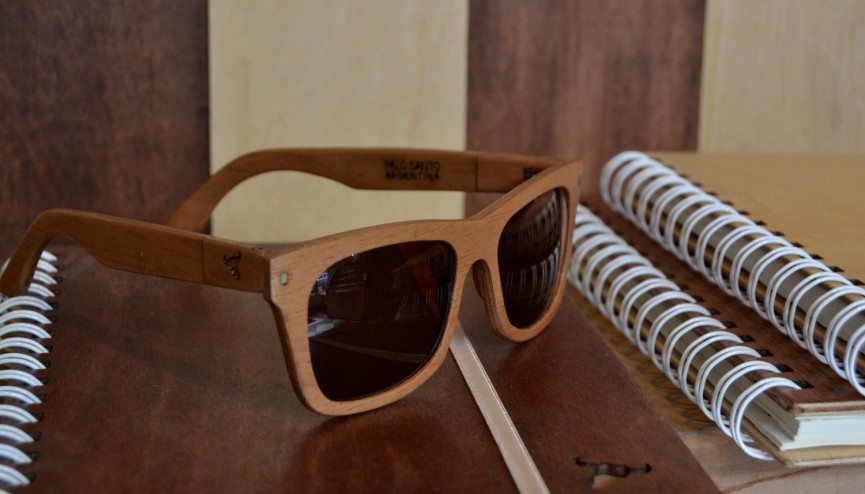 Diseño ecológico: ropa y accesorios con madera, cuero y materiales de